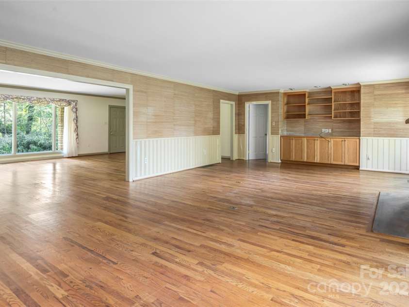 426 Vanderbilt Road, Asheville, NC 28803.  MLS# CAR4255480, YatesRealty ID 31831. 