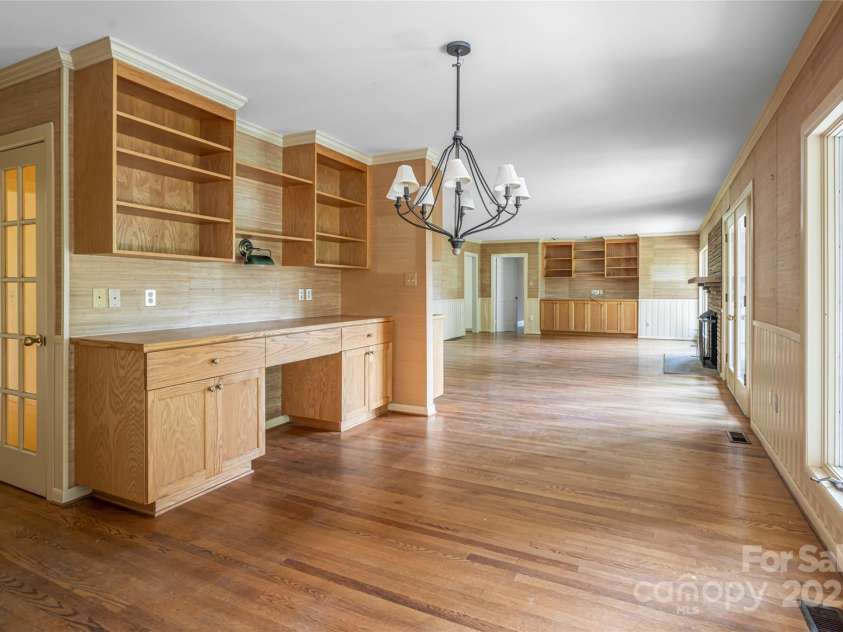 426 Vanderbilt Road, Asheville, NC 28803.  MLS# CAR4255480, YatesRealty ID 31831. 