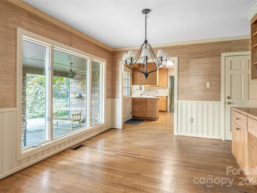 426 Vanderbilt Road, Asheville, NC 28803.  MLS# CAR4255480, YatesRealty ID 31831. 