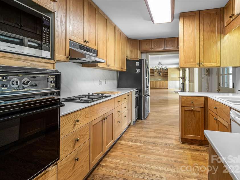 426 Vanderbilt Road, Asheville, NC 28803.  MLS# CAR4255480, YatesRealty ID 31831. 