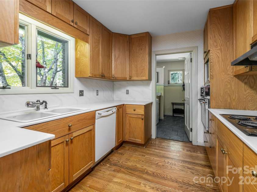 426 Vanderbilt Road, Asheville, NC 28803.  MLS# CAR4255480, YatesRealty ID 31831. 