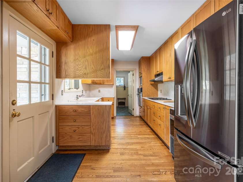 426 Vanderbilt Road, Asheville, NC 28803.  MLS# CAR4255480, YatesRealty ID 31831. 