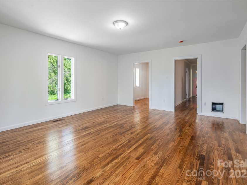 426 Vanderbilt Road, Asheville, NC 28803.  MLS# CAR4255480, YatesRealty ID 31831. 