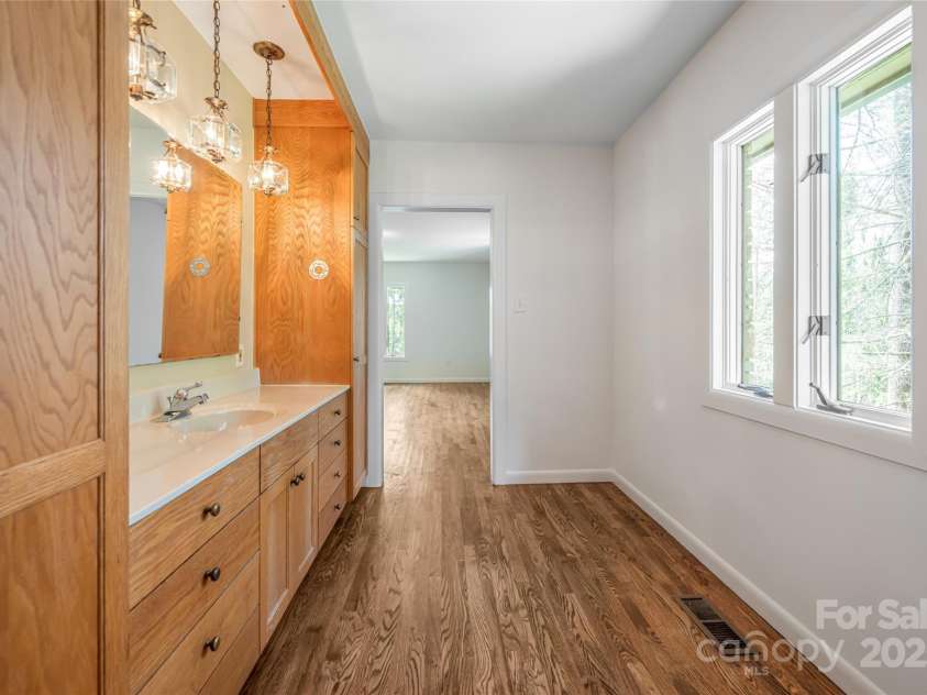 426 Vanderbilt Road, Asheville, NC 28803.  MLS# CAR4255480, YatesRealty ID 31831. 