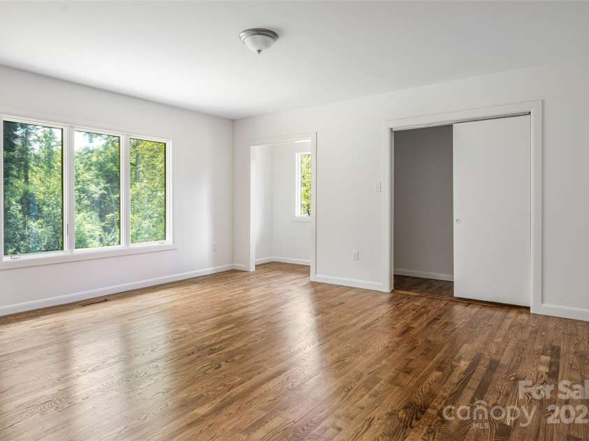 426 Vanderbilt Road, Asheville, NC 28803.  MLS# CAR4255480, YatesRealty ID 31831. 