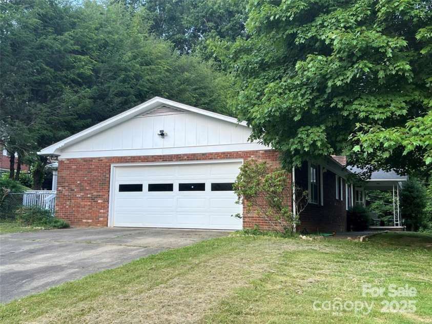 92 Mountain View Road, Burnsville, NC 28714.  MLS# CAR4278979, YatesRealty ID 31832. 2 car garage