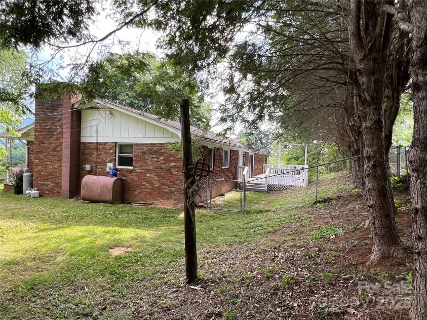 92 Mountain View Road, Burnsville, NC 28714.  MLS# CAR4278979, YatesRealty ID 31832. 