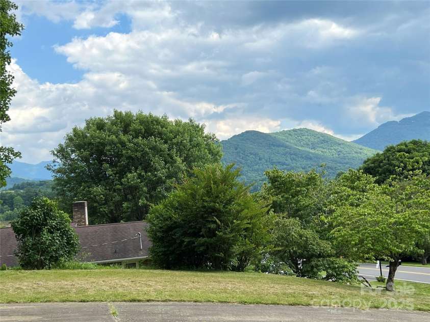 92 Mountain View Road, Burnsville, NC 28714.  MLS# CAR4278979, YatesRealty ID 31832. Appalachian Mountains!