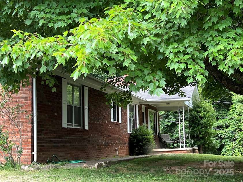92 Mountain View Road, Burnsville, NC 28714.  MLS# CAR4278979, YatesRealty ID 31832. Brick Rancher