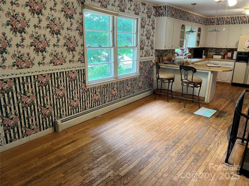 92 Mountain View Road, Burnsville, NC 28714.  MLS# CAR4278979, YatesRealty ID 31832. Dining area