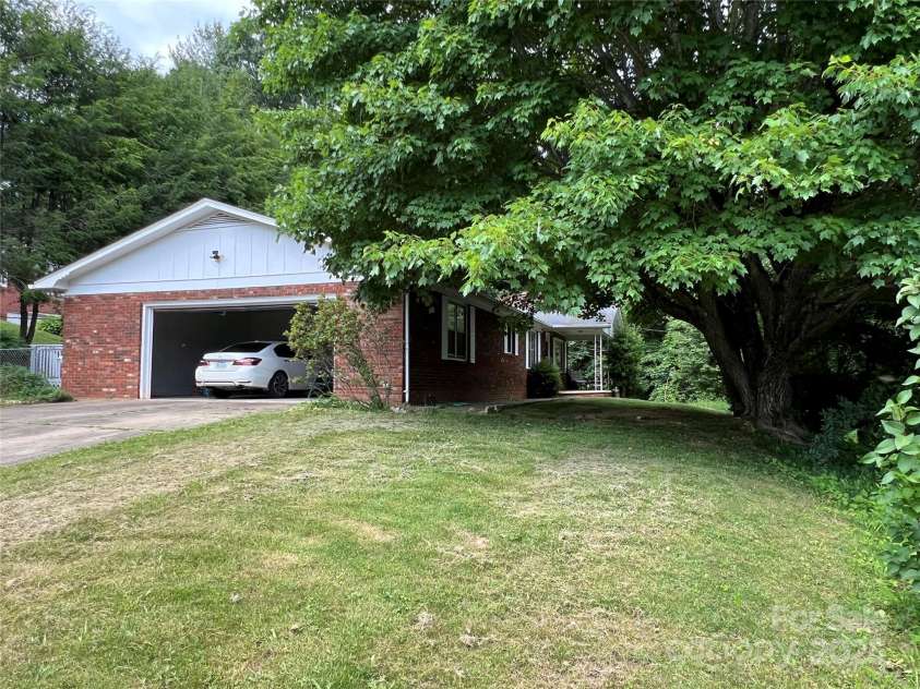 92 Mountain View Road, Burnsville, NC 28714.  MLS# CAR4278979, YatesRealty ID 31832. Great laying lot!