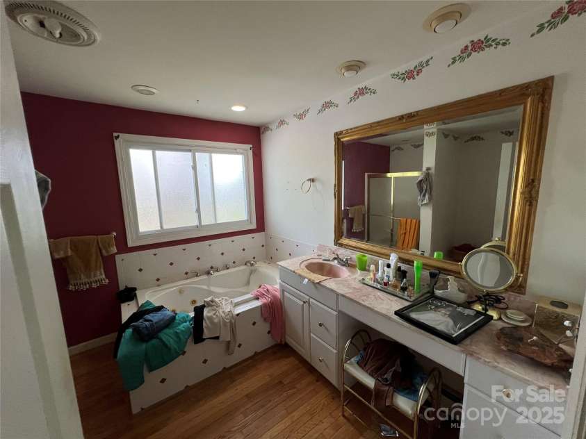 92 Mountain View Road, Burnsville, NC 28714.  MLS# CAR4278979, YatesRealty ID 31832. Hall bath with jet tub.