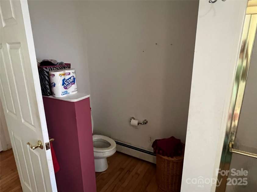 92 Mountain View Road, Burnsville, NC 28714.  MLS# CAR4278979, YatesRealty ID 31832. Hall bath w/shower/toilet