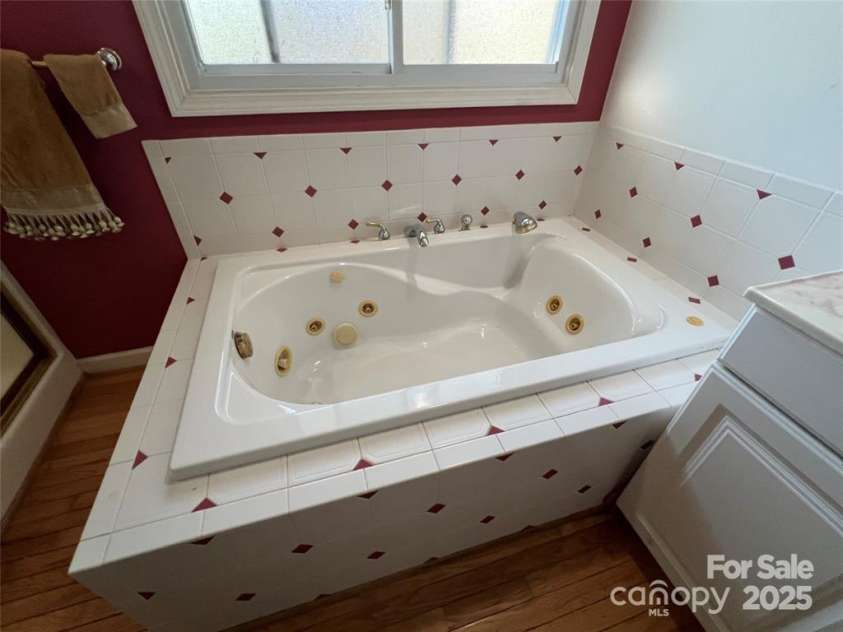 92 Mountain View Road, Burnsville, NC 28714.  MLS# CAR4278979, YatesRealty ID 31832. Jetted tub