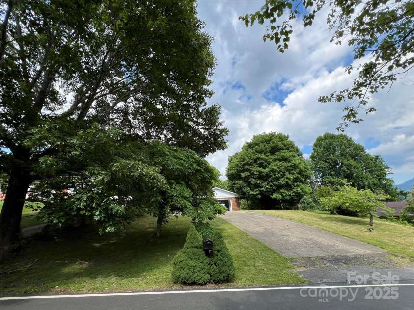 92 Mountain View Road, Burnsville, NC 28714.  MLS# CAR4278979, YatesRealty ID 31832. Lots of potential!