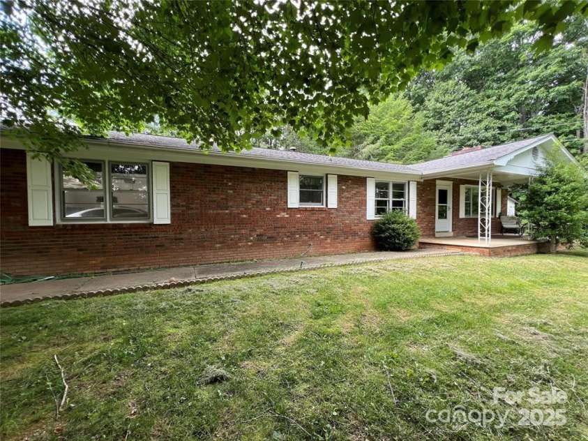 92 Mountain View Road, Burnsville, NC 28714.  MLS# CAR4278979, YatesRealty ID 31832. Low maintenance brick