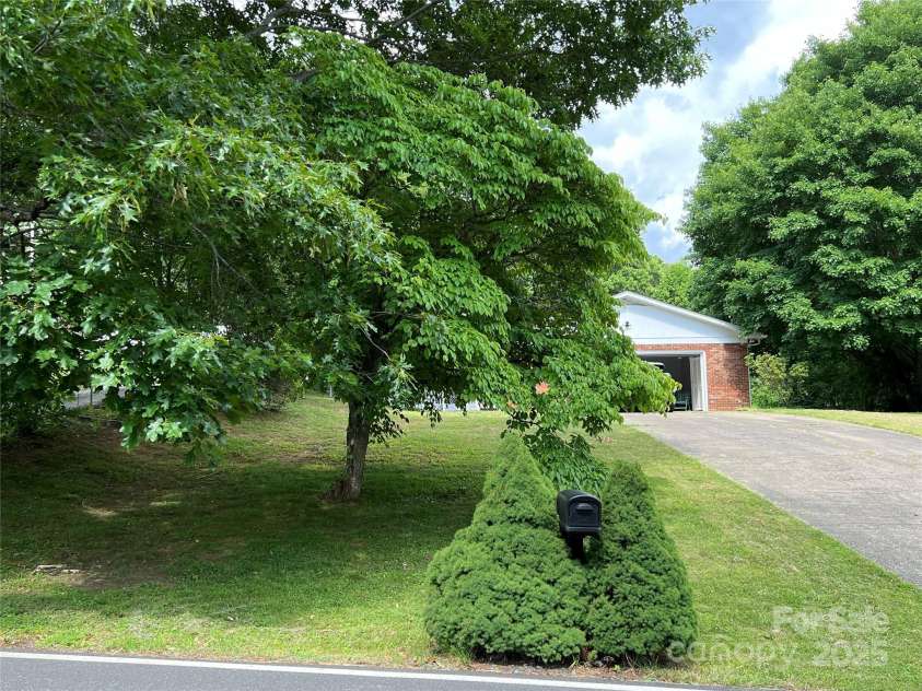 92 Mountain View Road, Burnsville, NC 28714.  MLS# CAR4278979, YatesRealty ID 31832. Nice entrance