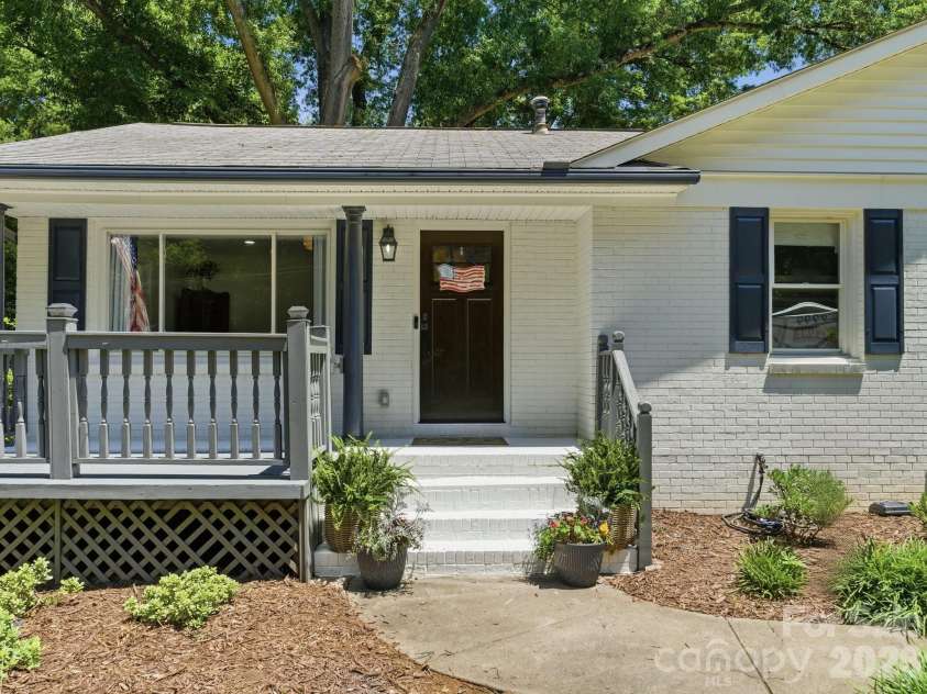 6819 Woodstock Drive, Charlotte, NC 28210.  MLS# CAR4394251, YatesRealty ID 31834. 