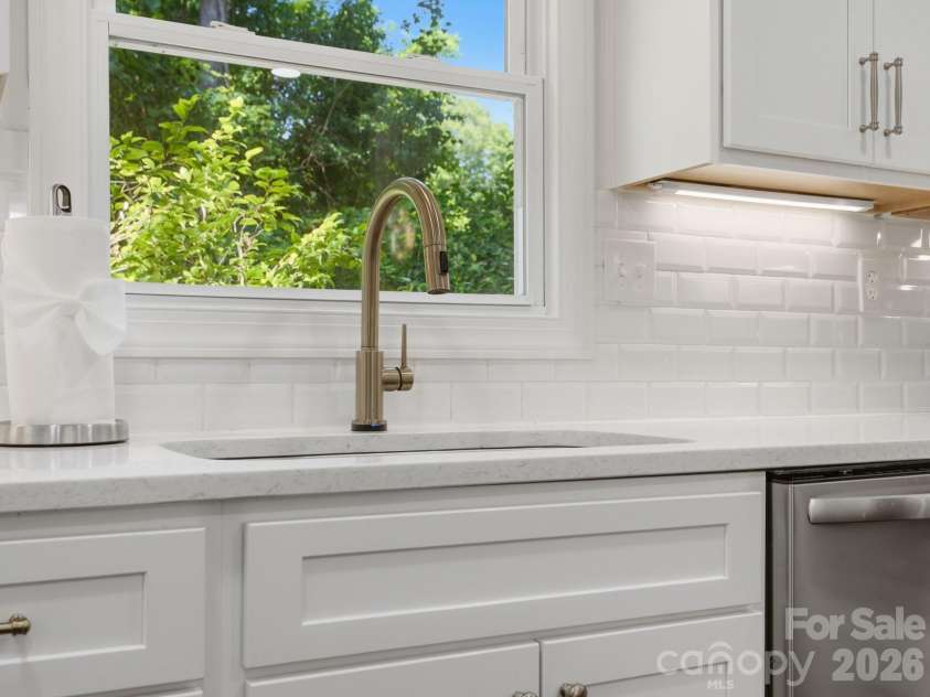 6819 Woodstock Drive, Charlotte, NC 28210.  MLS# CAR4394251, YatesRealty ID 31834. 