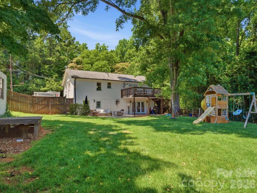 6819 Woodstock Drive, Charlotte, NC 28210.  MLS# CAR4394251, YatesRealty ID 31834. 