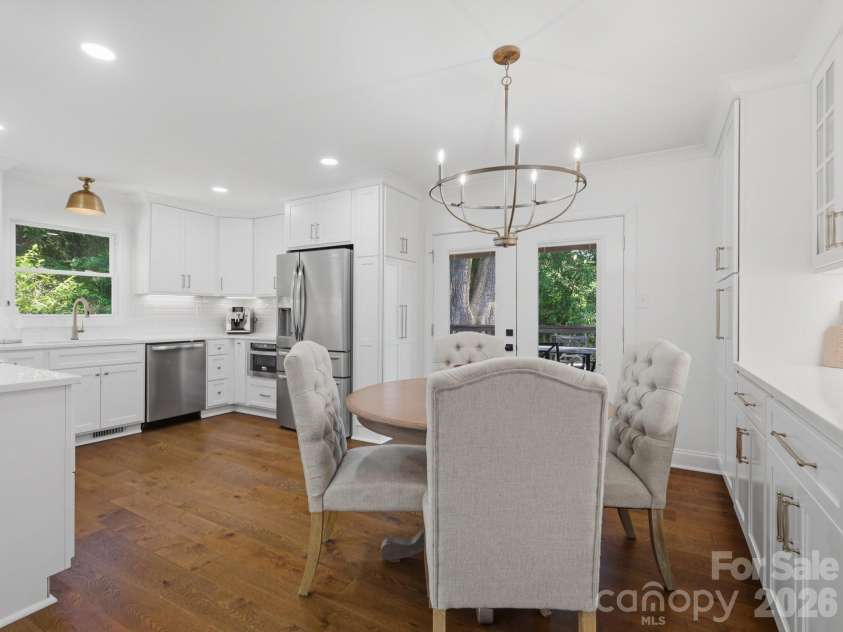 6819 Woodstock Drive, Charlotte, NC 28210.  MLS# CAR4394251, YatesRealty ID 31834. Adjacent Breakfast Area