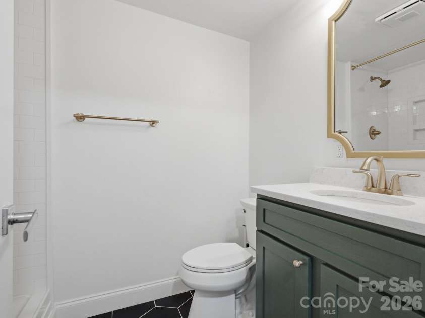 6819 Woodstock Drive, Charlotte, NC 28210.  MLS# CAR4394251, YatesRealty ID 31834. Basement Full Bathroom