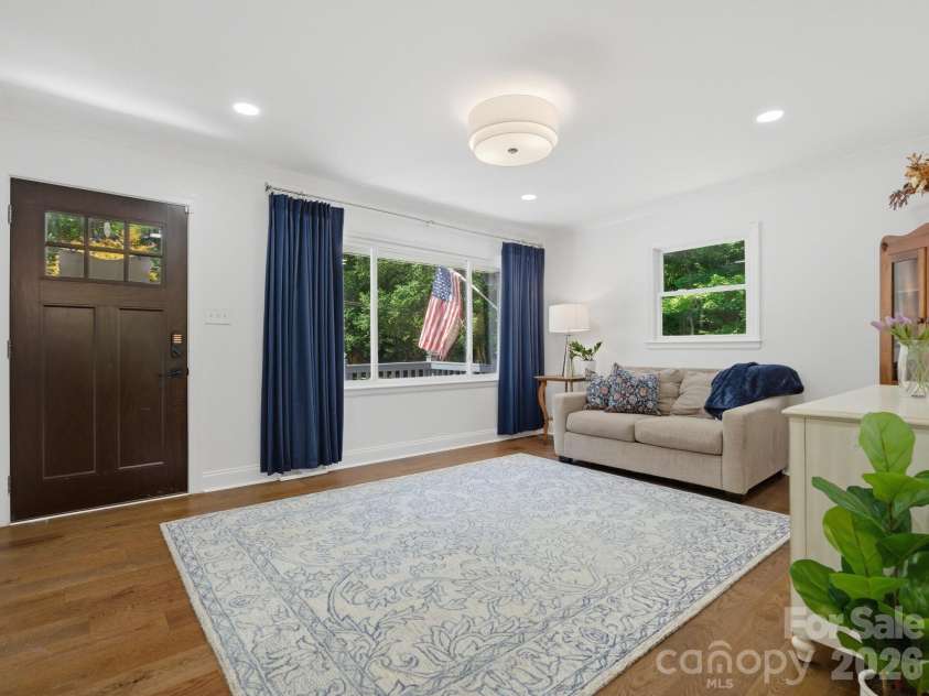 6819 Woodstock Drive, Charlotte, NC 28210.  MLS# CAR4394251, YatesRealty ID 31834. Bright Living Room