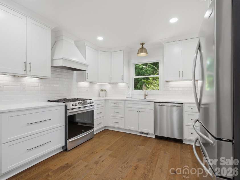 6819 Woodstock Drive, Charlotte, NC 28210.  MLS# CAR4394251, YatesRealty ID 31834. Large Updated Kitchen
