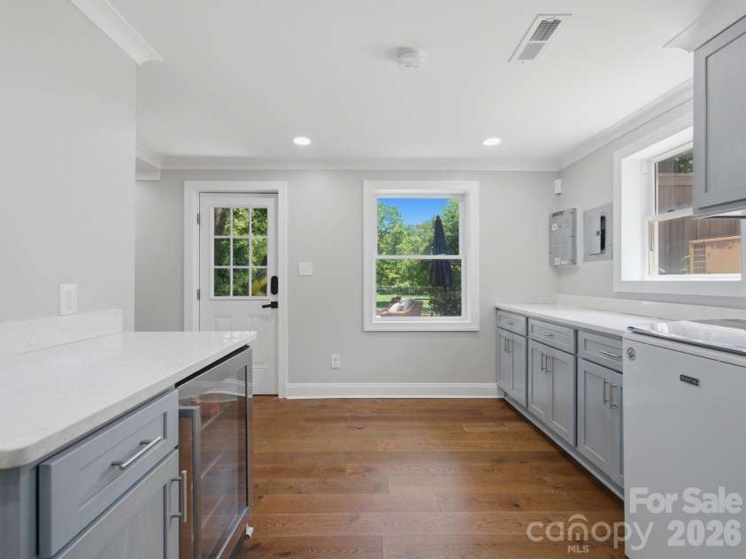 6819 Woodstock Drive, Charlotte, NC 28210.  MLS# CAR4394251, YatesRealty ID 31834. Laundry Room & Wet Bar