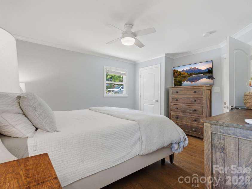 6819 Woodstock Drive, Charlotte, NC 28210.  MLS# CAR4394251, YatesRealty ID 31834. Primary Bedroom