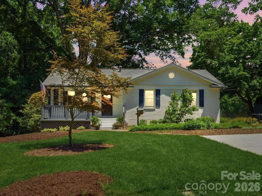 6819 Woodstock Drive, Charlotte, NC 28210.  MLS# CAR4394251, YatesRealty ID 31834. Welcome to 6819 Woodstream