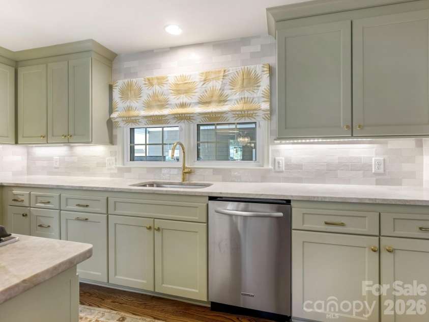2901 Valencia Terrace, Charlotte, NC 28211.  MLS# CAR4394269, YatesRealty ID 31836. 