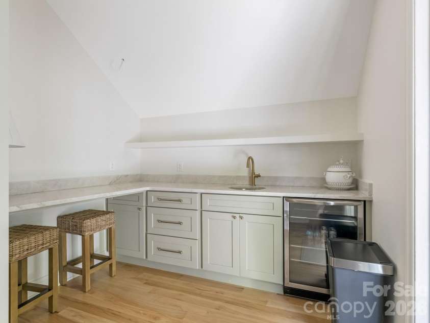 2901 Valencia Terrace, Charlotte, NC 28211.  MLS# CAR4394269, YatesRealty ID 31836. 