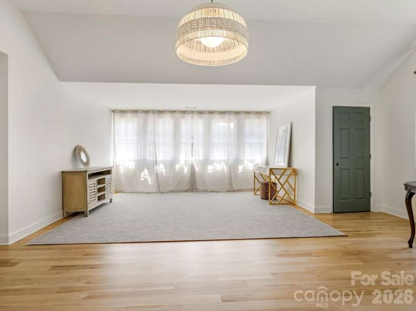 2901 Valencia Terrace, Charlotte, NC 28211.  MLS# CAR4394269, YatesRealty ID 31836. 