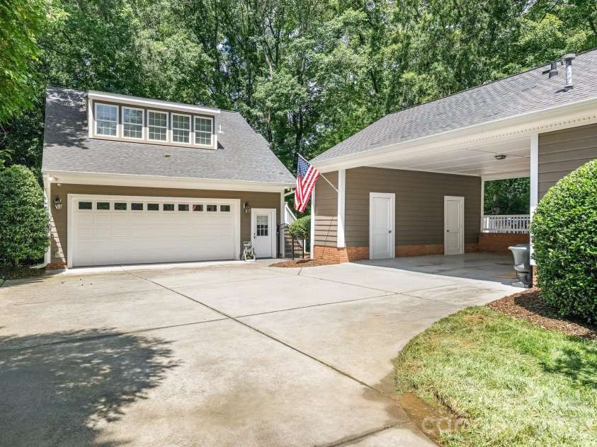 2901 Valencia Terrace, Charlotte, NC 28211.  MLS# CAR4394269, YatesRealty ID 31836. 