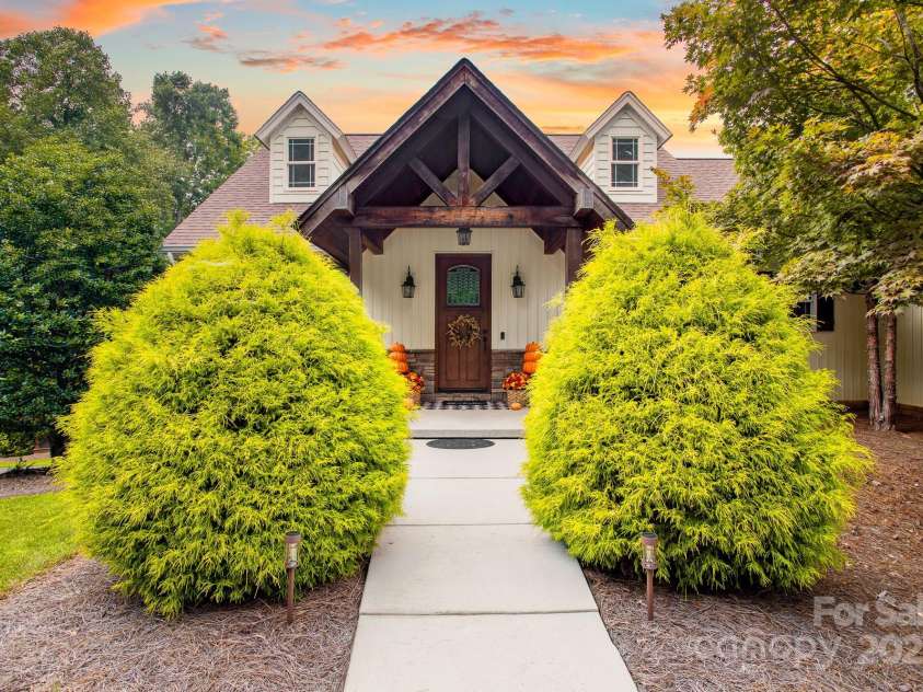 560 Blue Sky Drive, Dallas, NC 28034.  MLS# CAR4262735, YatesRealty ID 31836. Beautiful Entryway!