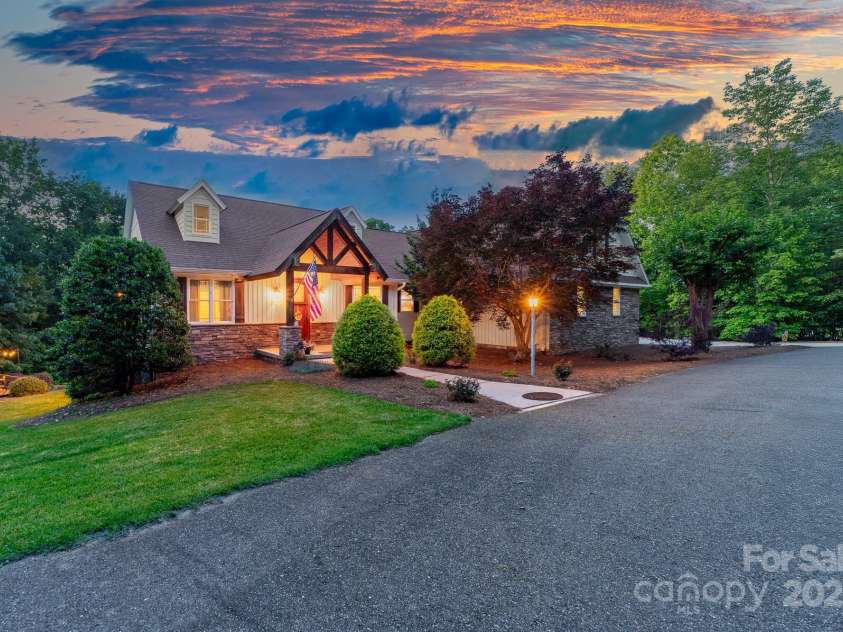 560 Blue Sky Drive, Dallas, NC 28034.  MLS# CAR4262735, YatesRealty ID 31836. Custom Craftsman Style Home