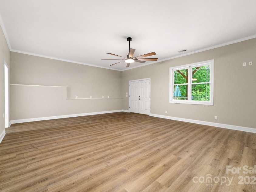 560 Blue Sky Drive, Dallas, NC 28034.  MLS# CAR4262735, YatesRealty ID 31836. Flex Room