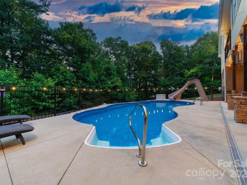 560 Blue Sky Drive, Dallas, NC 28034.  MLS# CAR4262735, YatesRealty ID 31836. In Ground Pool with Slide