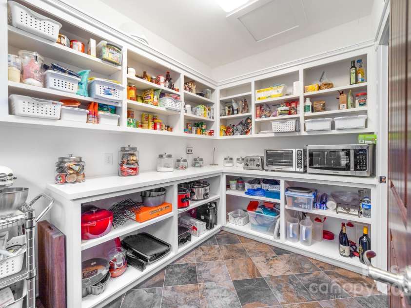 560 Blue Sky Drive, Dallas, NC 28034.  MLS# CAR4262735, YatesRealty ID 31836. Incredibly Spacious Pantry Room