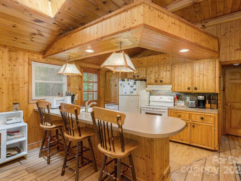 3014 Slick Fisher Road, Lake Toxaway, NC 28747.  MLS# CAR4289982, YatesRealty ID 31838. Breakfast Bar