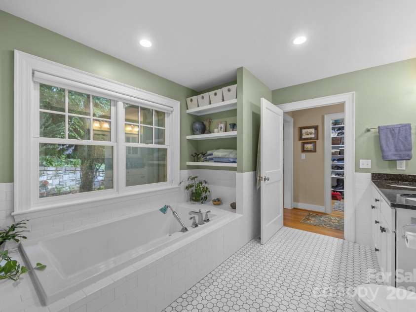 12 Rice Branch Road, Asheville, NC 28804.  MLS# CAR4277334, YatesRealty ID 31839. 