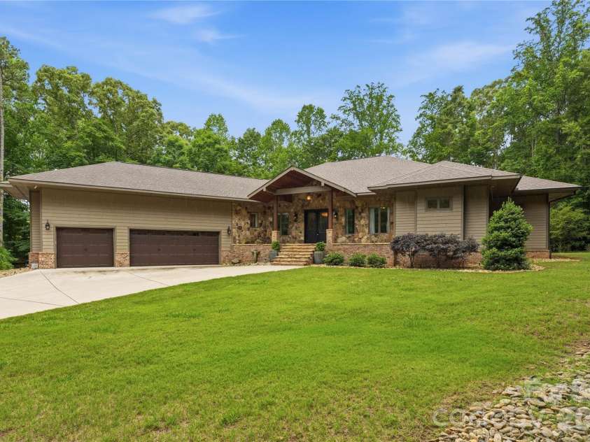 9860 Harvest Lane, Davidson, NC 28036.  MLS# CAR4386863, YatesRealty ID 31840. 