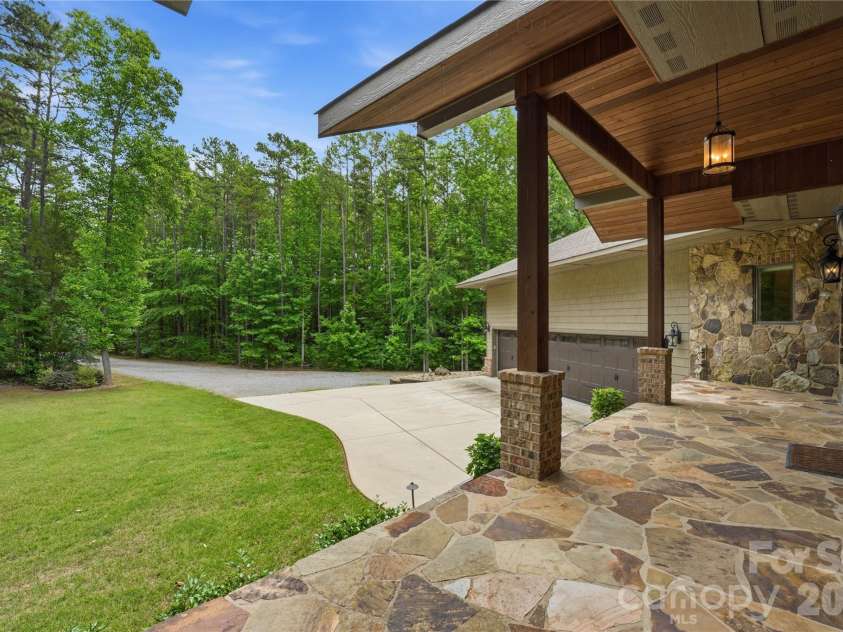 9860 Harvest Lane, Davidson, NC 28036.  MLS# CAR4386863, YatesRealty ID 31840. 