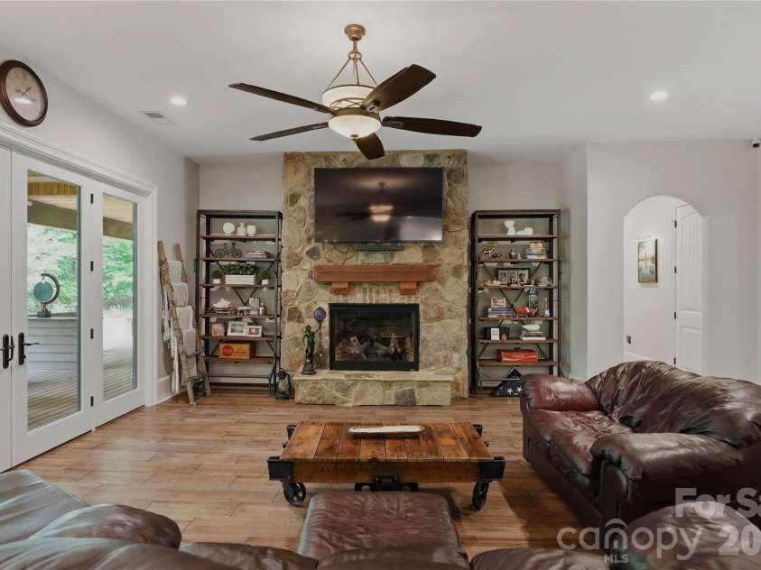 9860 Harvest Lane, Davidson, NC 28036.  MLS# CAR4386863, YatesRealty ID 31840. 