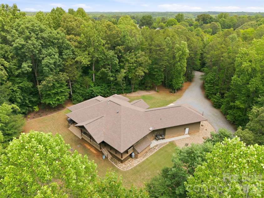 9860 Harvest Lane, Davidson, NC 28036.  MLS# CAR4386863, YatesRealty ID 31840. 