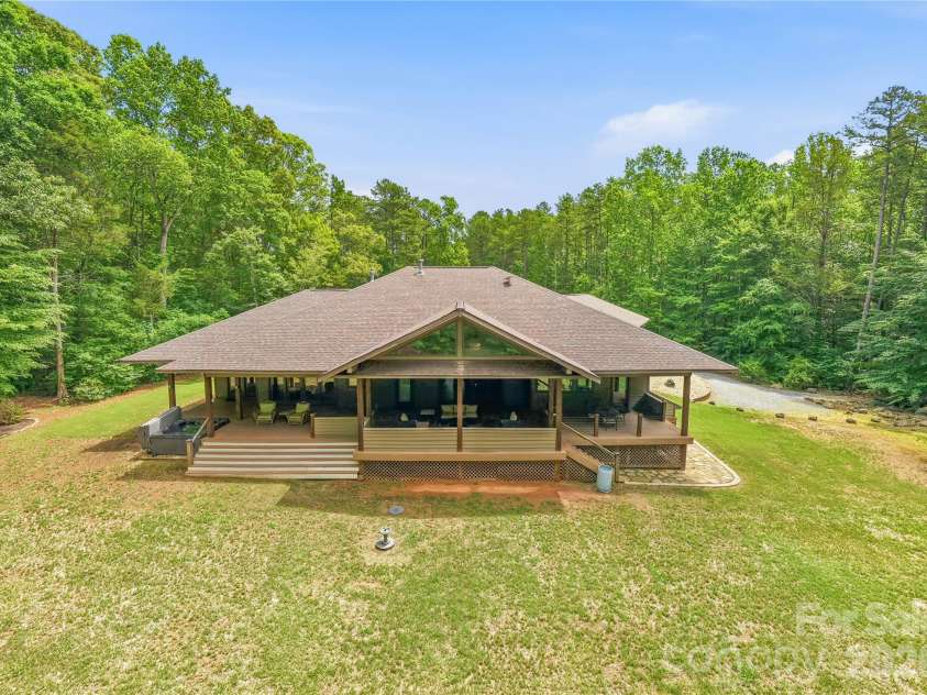 9860 Harvest Lane, Davidson, NC 28036.  MLS# CAR4386863, YatesRealty ID 31840. 