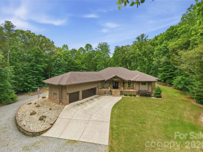 9860 Harvest Lane, Davidson, NC 28036.  MLS# CAR4386863, YatesRealty ID 31840. 