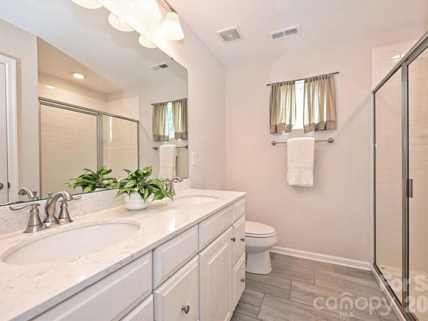 3729 Benseval Lane, Matthews, NC 28105.  MLS# CAR4382542, YatesRealty ID 31842. En Suite Bath