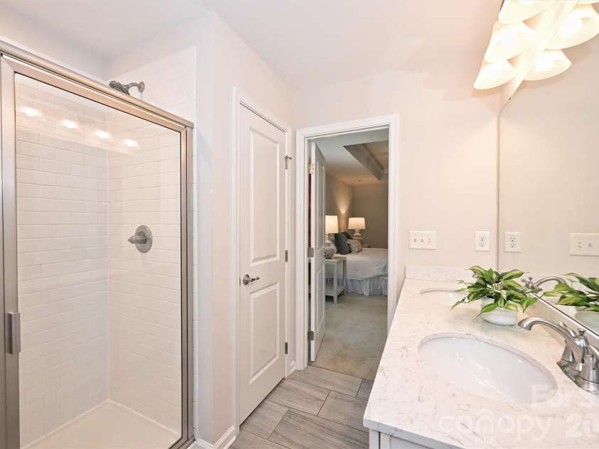 3729 Benseval Lane, Matthews, NC 28105.  MLS# CAR4382542, YatesRealty ID 31842. En Suite Bath
